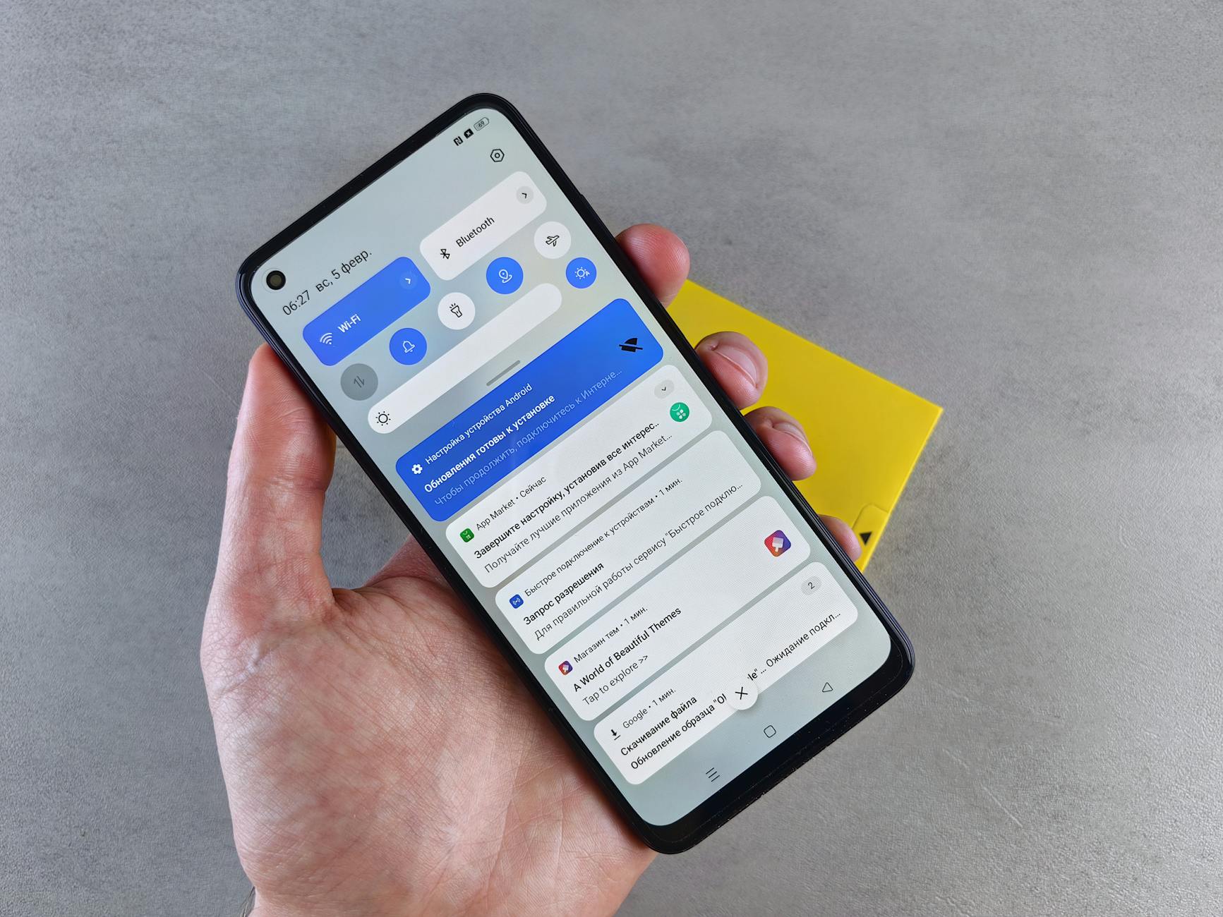 Un gros plan d'une main tenant un smartphone affichant plusieurs notifications, mettant en évidence la technologie moderne.